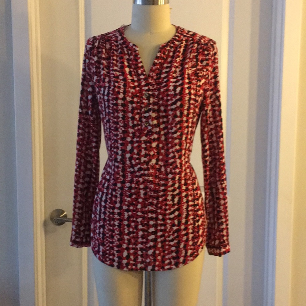 V-Neck Woven blouse with Gold button detail